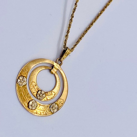 EUC Antique 18k Yellow Gold Medallion Pendant w/ 18k Chain - Picture 6 of 16